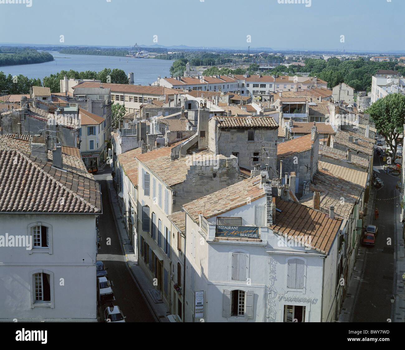 Europa Francia Provenza Arles panoramica sullo sfondo i tetti Rodano Foto Stock