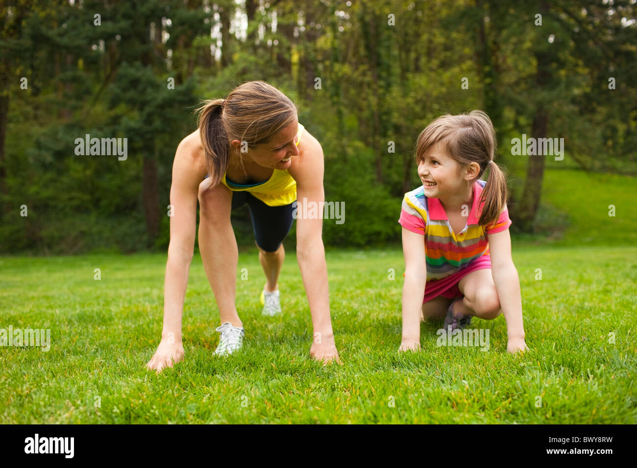 Madre e figlia giovane che esercitano nel Parco di Portland, Oregon, Stati Uniti d'America Foto Stock