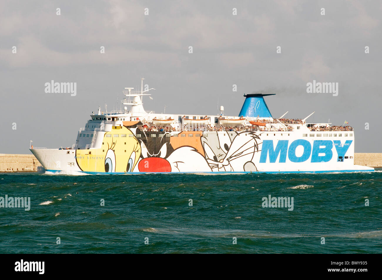 Traghetti ferry boat le barche che attraversano il canale auto Foto Stock