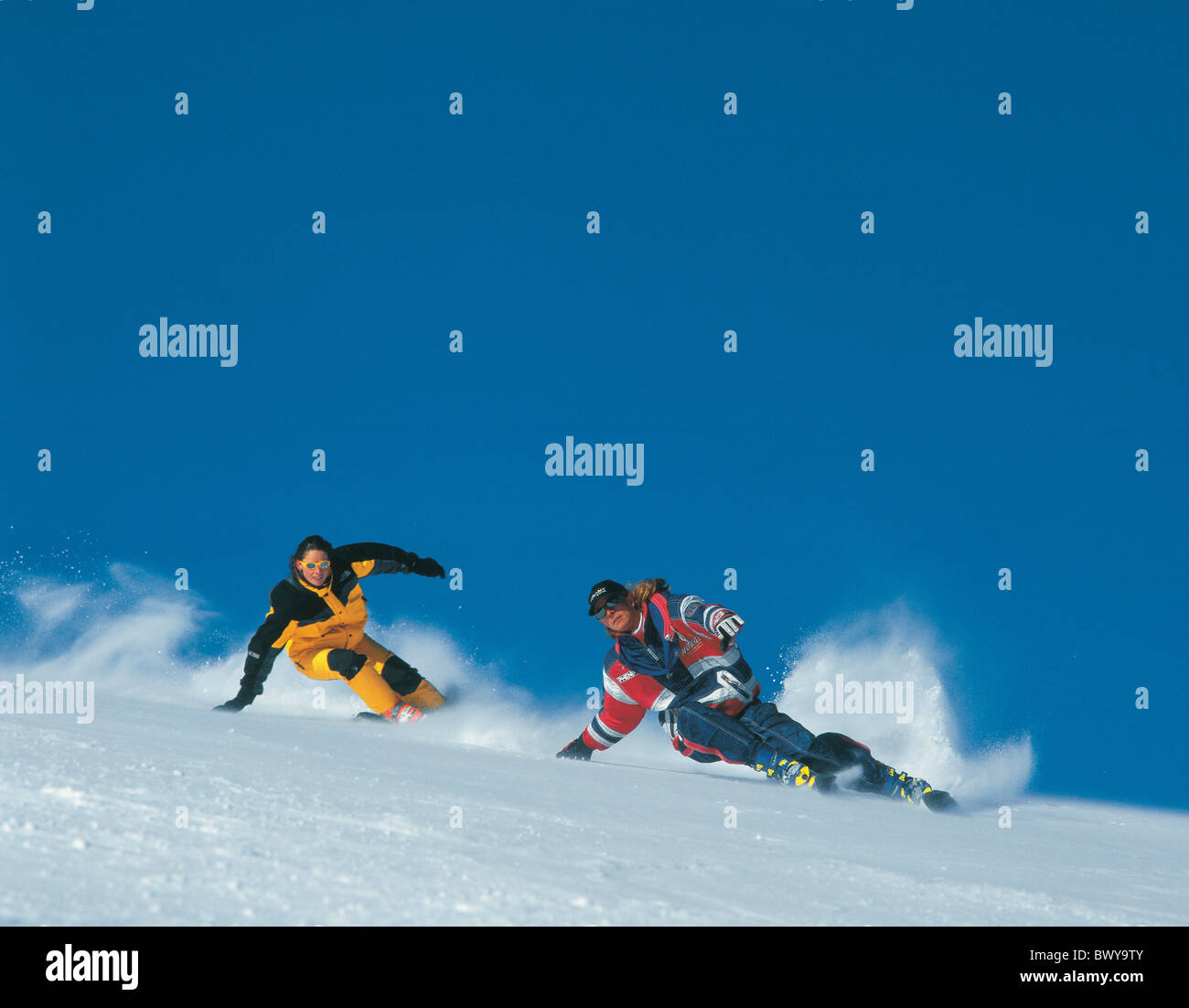 Azione Carving giovane Dynamic sci sci sky sports due inverno sport invernali Svizzera Europa Europa Foto Stock