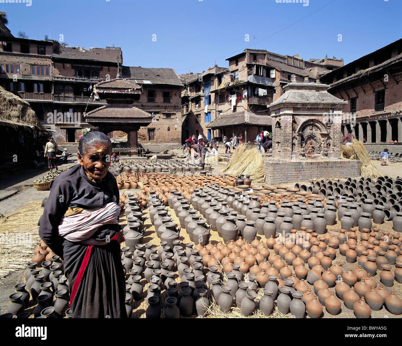 Il Nepal Asia Valle di Katmandu Bakhtapur ceramiche di mercato sul fondo di terra vecchia donna Foto Stock