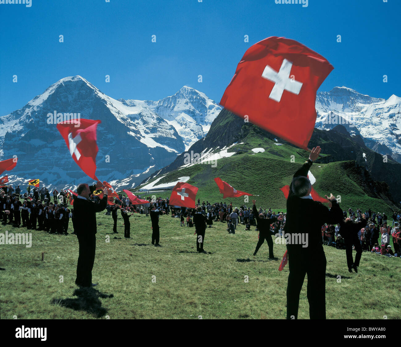 Disposizione del Cantone di Berna Berna Eiger bandiera thrower bandiere folklore Jungfrau riunione Mannlichen Monch mountai Foto Stock