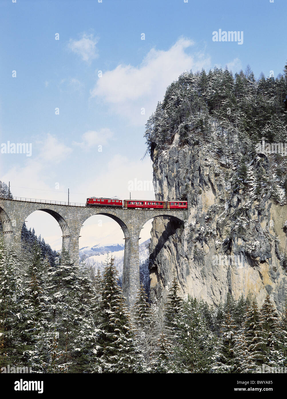 Stazione ferroviaria Svizzera Europa Grigioni Grigioni Ferrovia Retica svizzera Europa treno Glacier Express viad Foto Stock