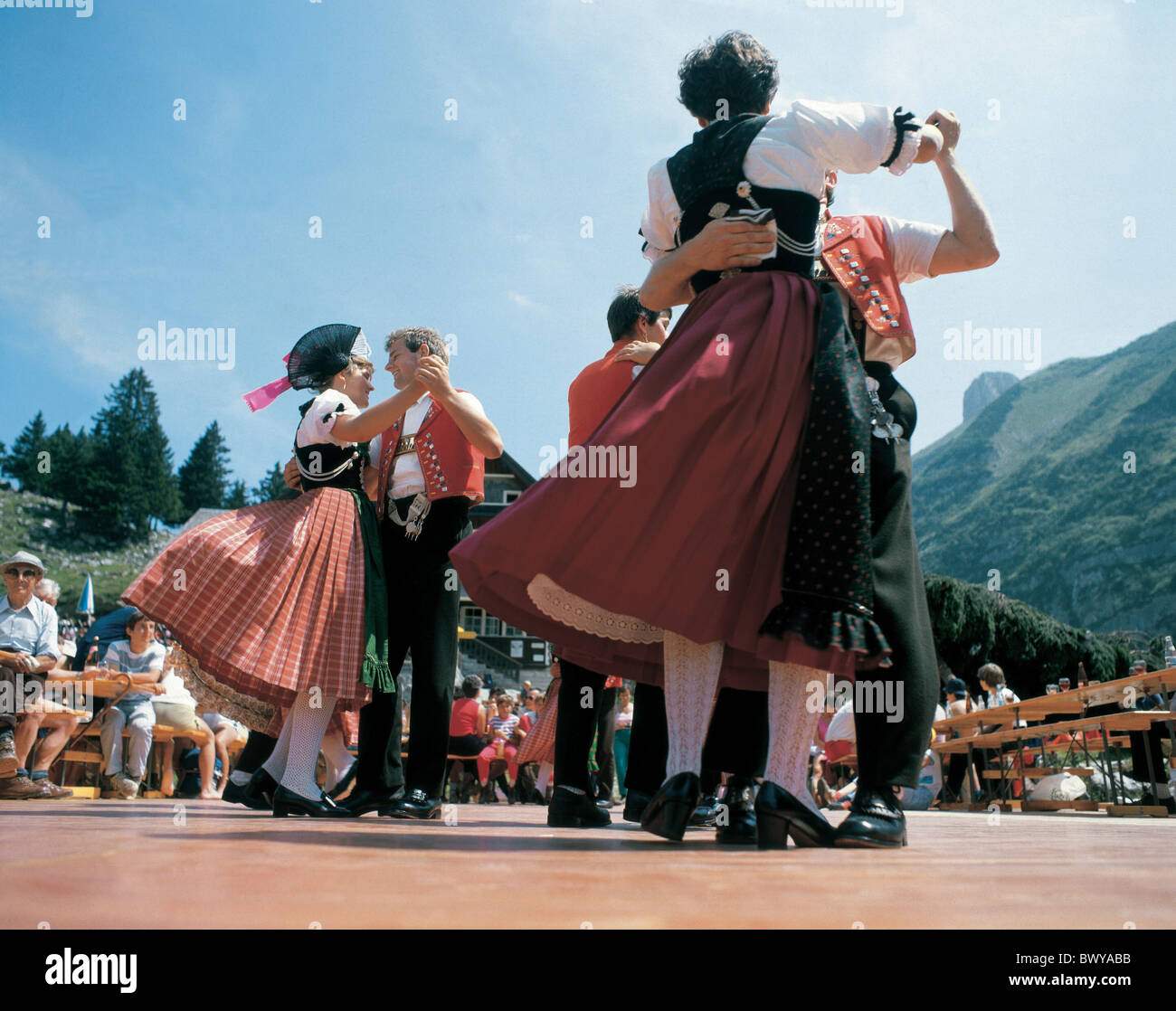 Alpstein Bollenwees Canton Appenzello Interno danza folklore ristorante di montagna montagne nationa musica Foto Stock