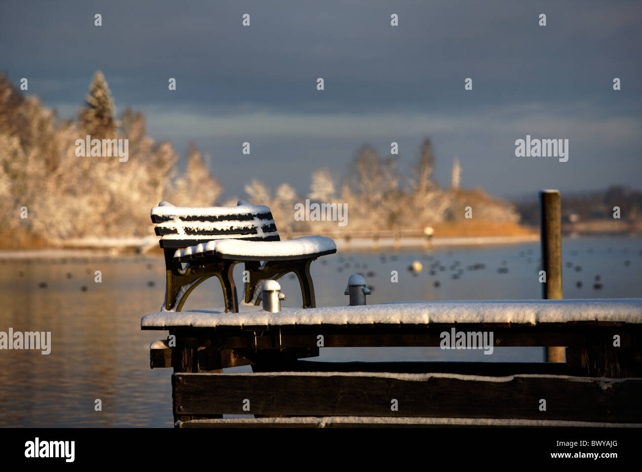 Vergine neve invernale sul sedile unico posteriore e il vecchio molo in legno, Chiemgau Chiemsee Alta Baviera Germania Foto Stock