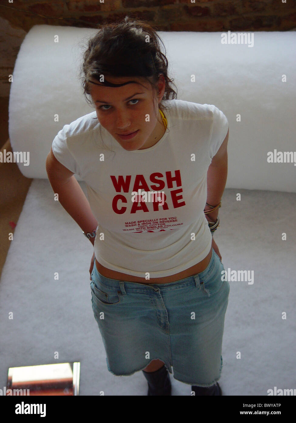 Ricerca di donna dentro Jeans rock giovane specchio lifestyle stand T-Shirt cura di lavaggio Foto Stock