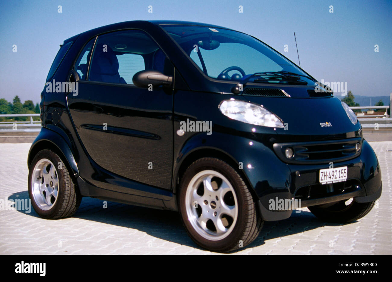 Al di fuori delle piccole automobili automobili automobili auto sul lato macchina Smart automobile ecologicamente Foto Stock