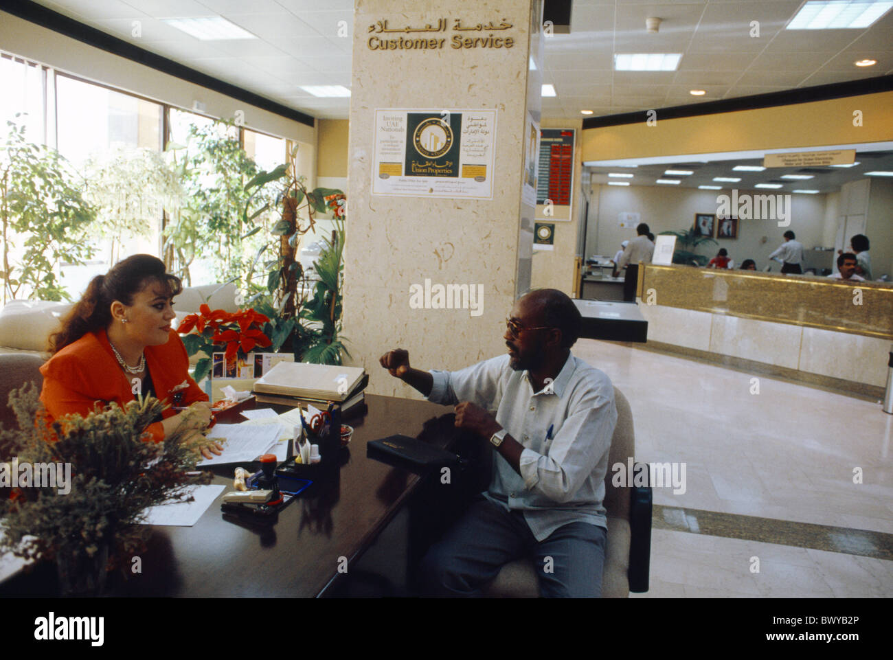 Emirati Arabi Uniti Dubai Business donna a parlare con il cliente in una banca al servizio del cliente Foto Stock