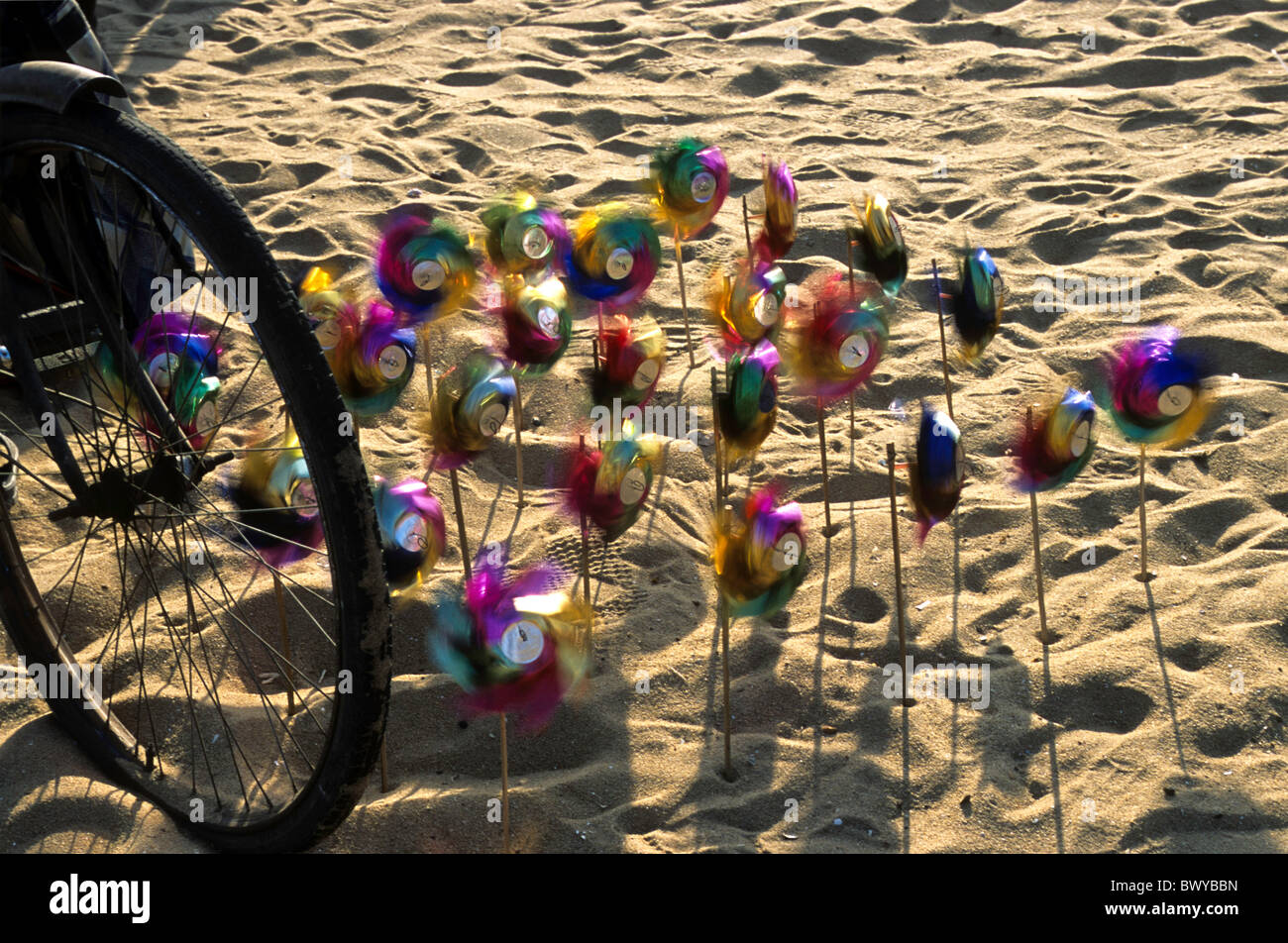 I fan di carta per la vendita - Elliot's Beach, Chennai; Madras, Tamil Nadu;Tamilnadu, India. Foto Stock