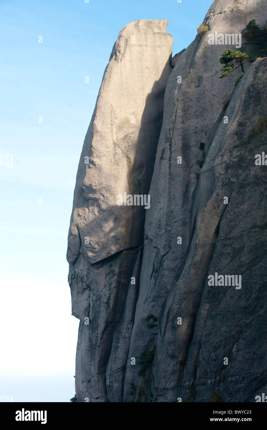 Scogliera rocciosa sul Monte Jiuhua, Qingyang, provincia di Anhui, Cina Foto Stock