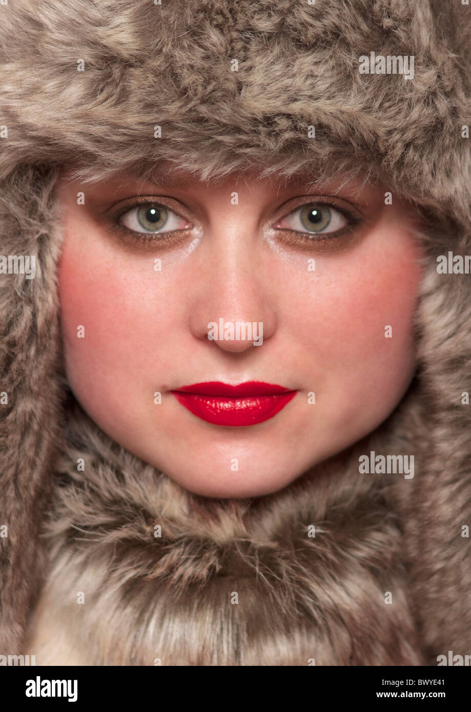 Donna russa indossando cappello di pelliccia e rubato Foto stock - Alamy
