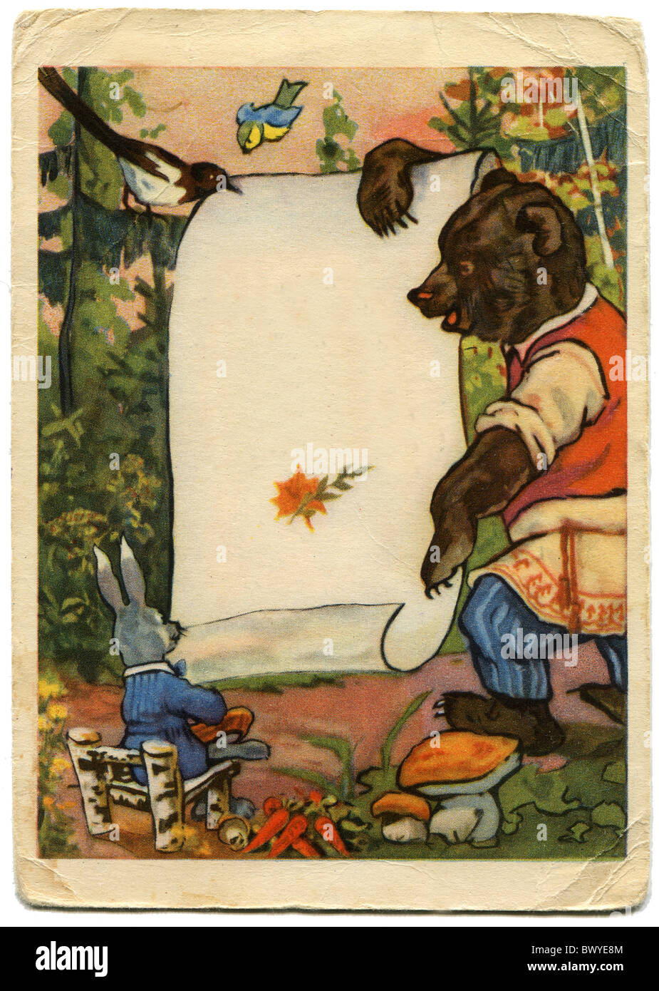 Biglietto di Auguri di Buon compleanno, raffigura un orso con un banner nelle sue mani, in piedi di fronte a un coniglio. Urss, circa 1961 Foto Stock