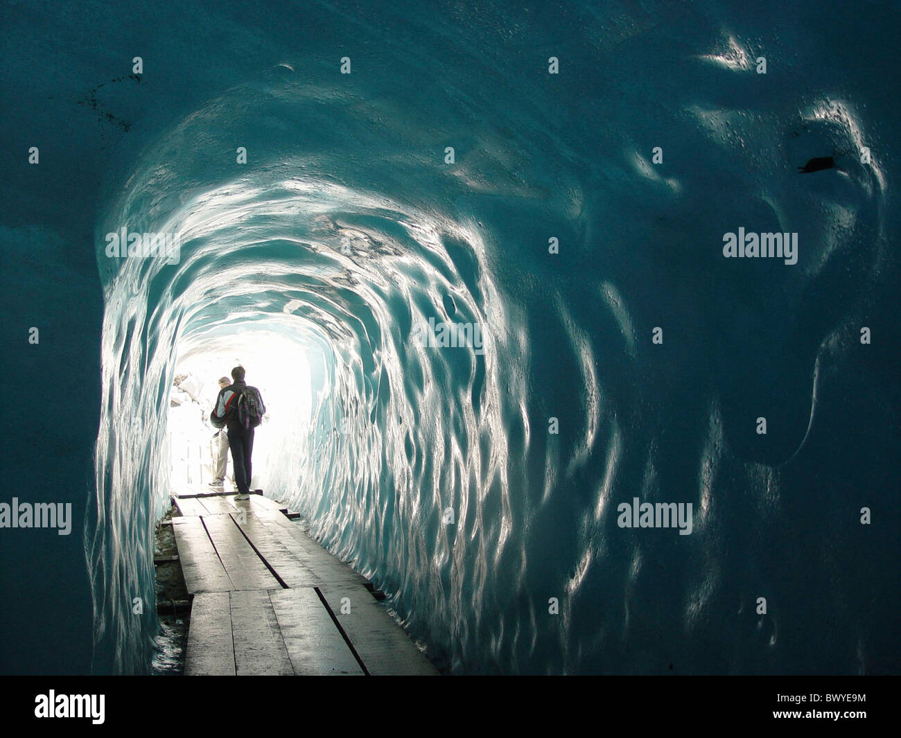 Alpi alpine montagne di ghiaccio i visitatori alla grotta di ghiaccio del ghiacciaio Furkagebiet grotta persone natura Oberwallis Rodano Foto Stock