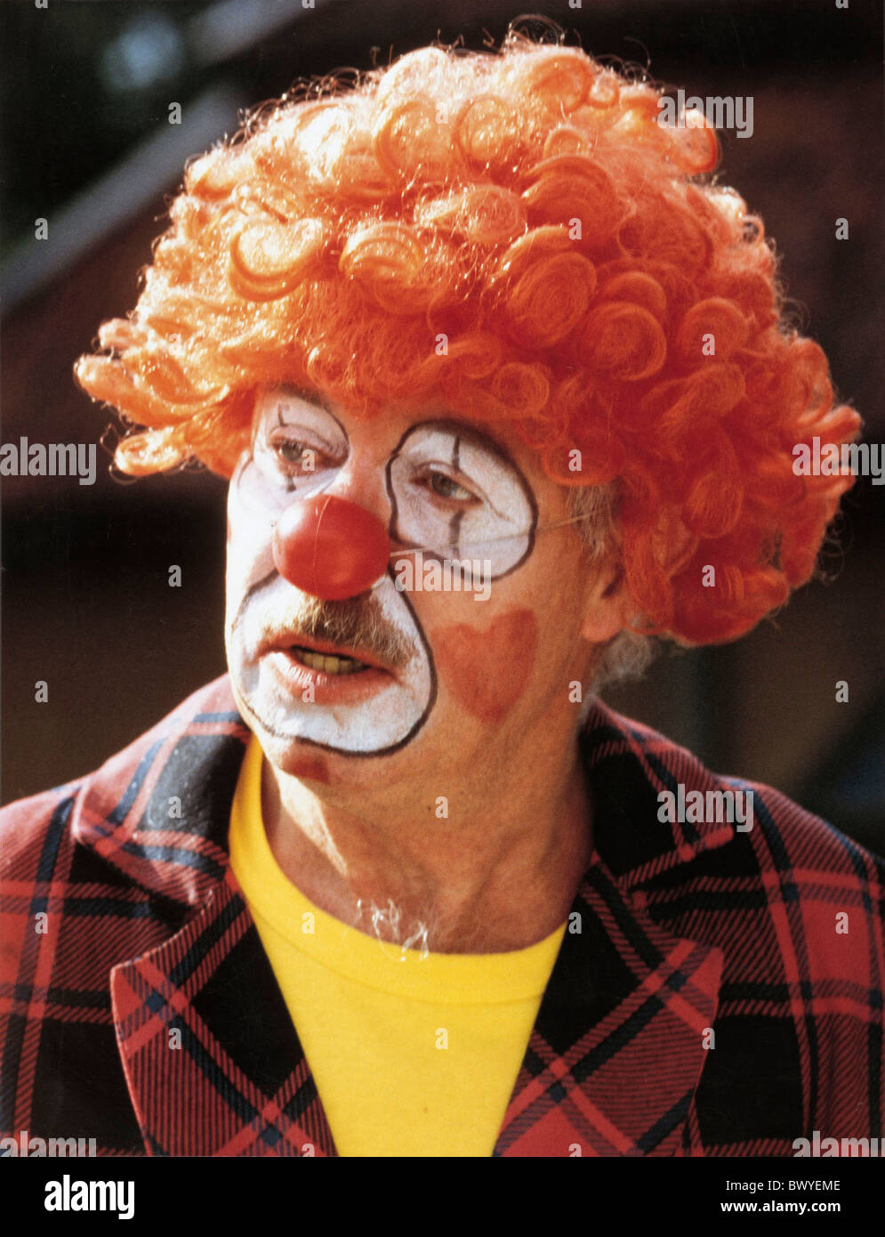 Clown gioia umorismo uomo parrucca ritratto rosso naso divertente scherzo abiti fino dissimulare fancy dress circus Foto Stock
