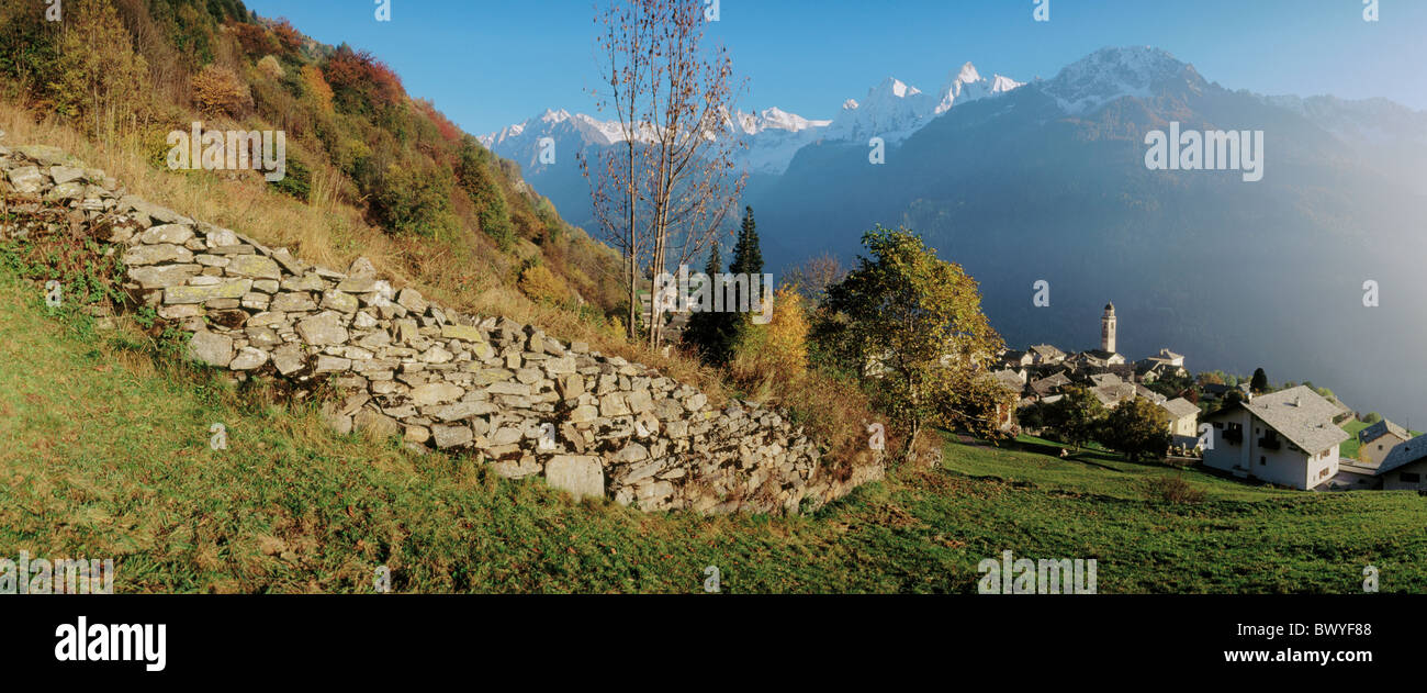 Luce della Sera Bregaglia Grigioni Grigioni autunno muraglia panorama Svizzera Europa Soglio panoramica prato Foto Stock