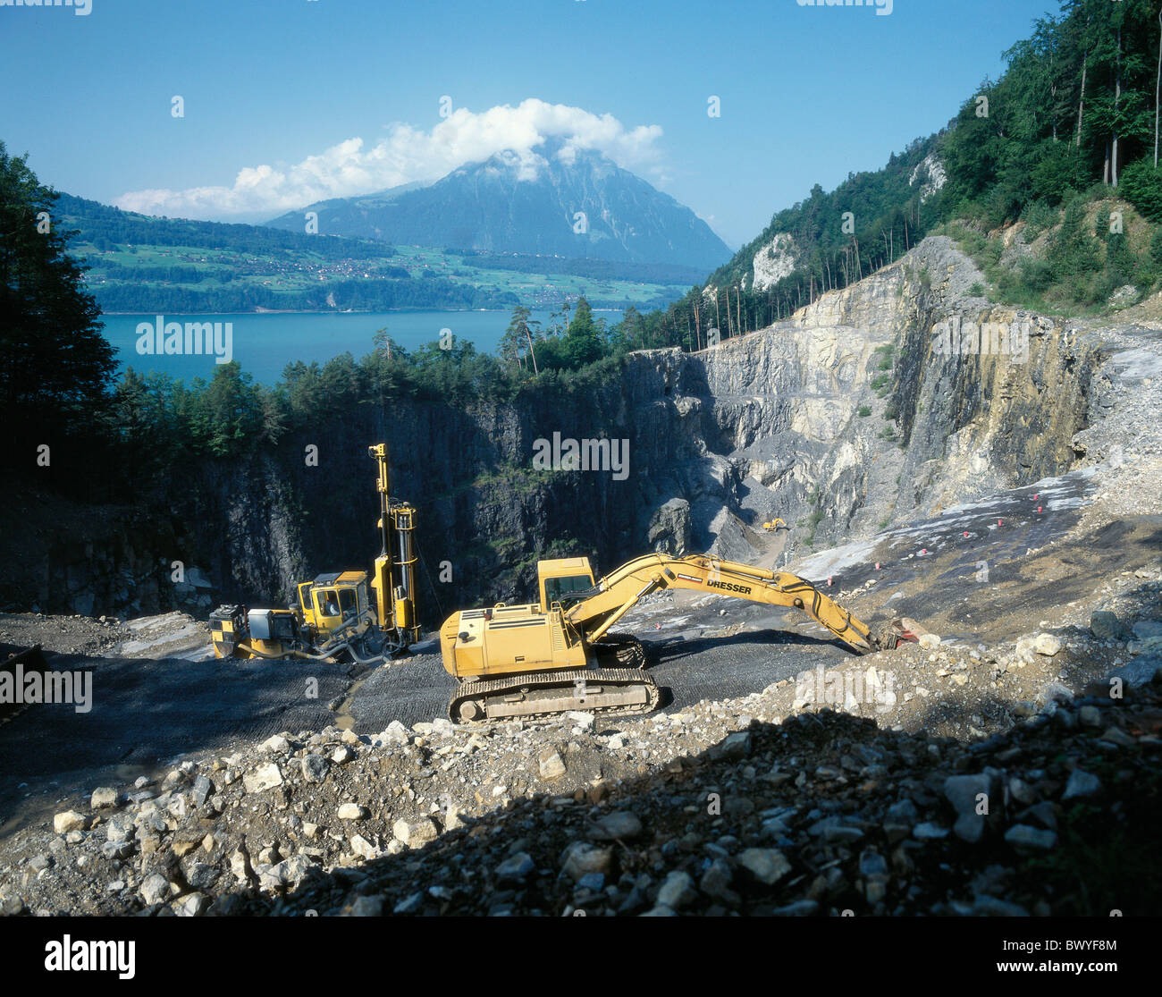 Escavatore ghiaia pit mining Bernese Oberland Canton Berna Niesen cucchiaia escavatore Svizzera Europa stone q Foto Stock