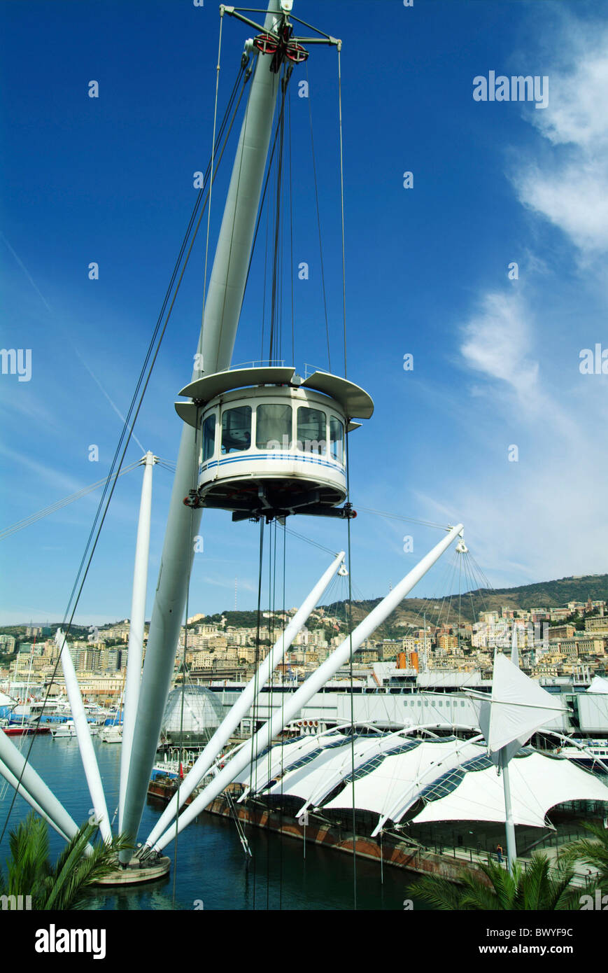 Architettura nelle opere di ingegneria civile costa ascensore porto di Genova Il Bigo Italia Europa Liguria moderno palm Foto Stock