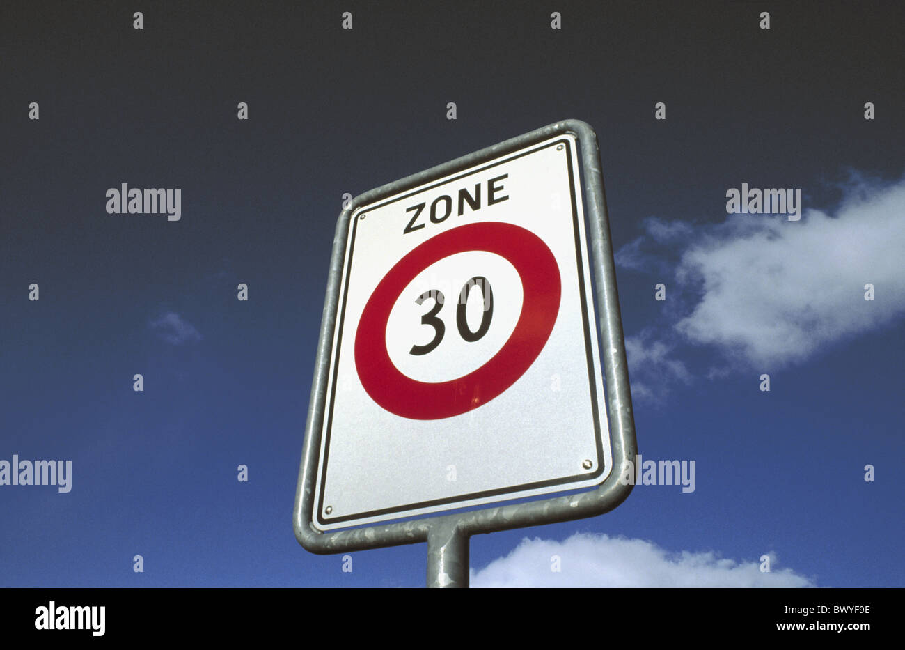 Panoramica strada regola il ritmo della scheda velocità 30 divieto nessun segno di parcheggio traffico traffico controllo road sign zona 30 Foto Stock