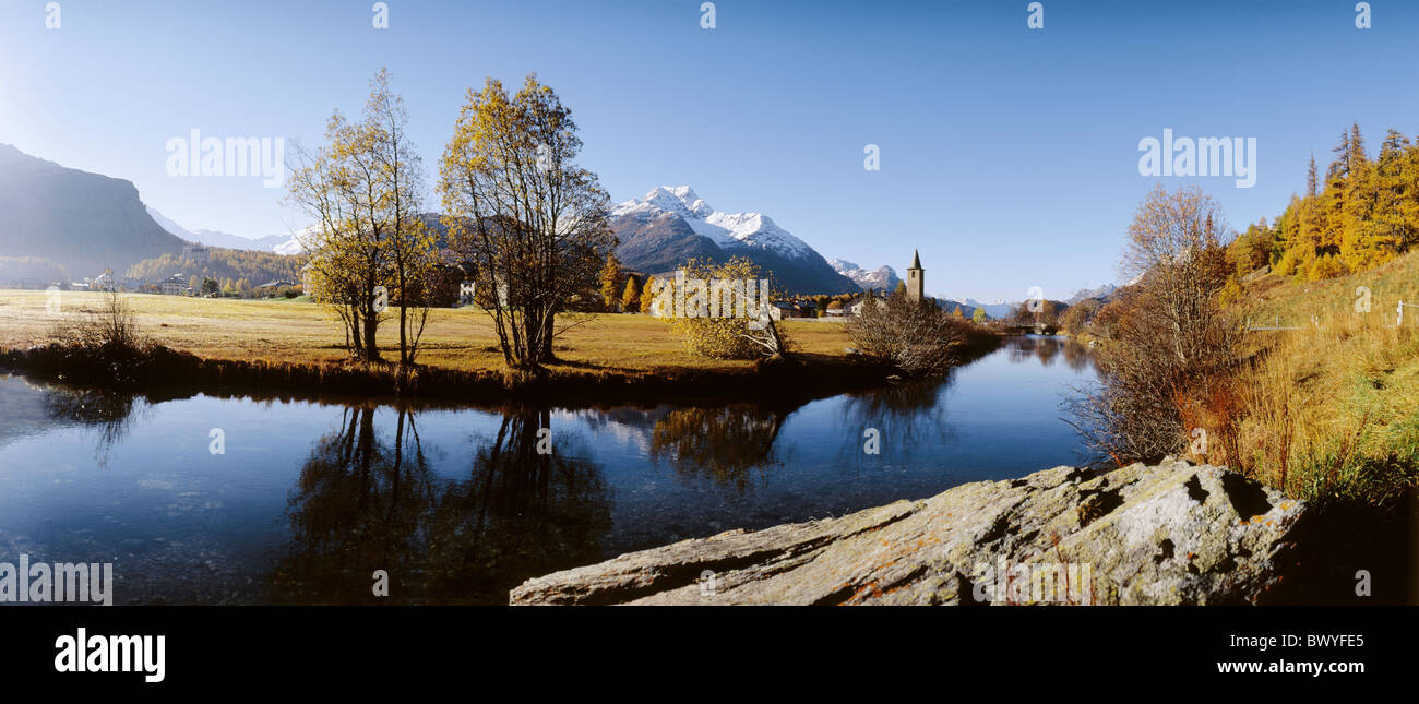 Luce della Sera villaggio engadinese di flusso del fiume Grigioni Grigioni panorama autunno Svizzera Europa Sils wid Foto Stock