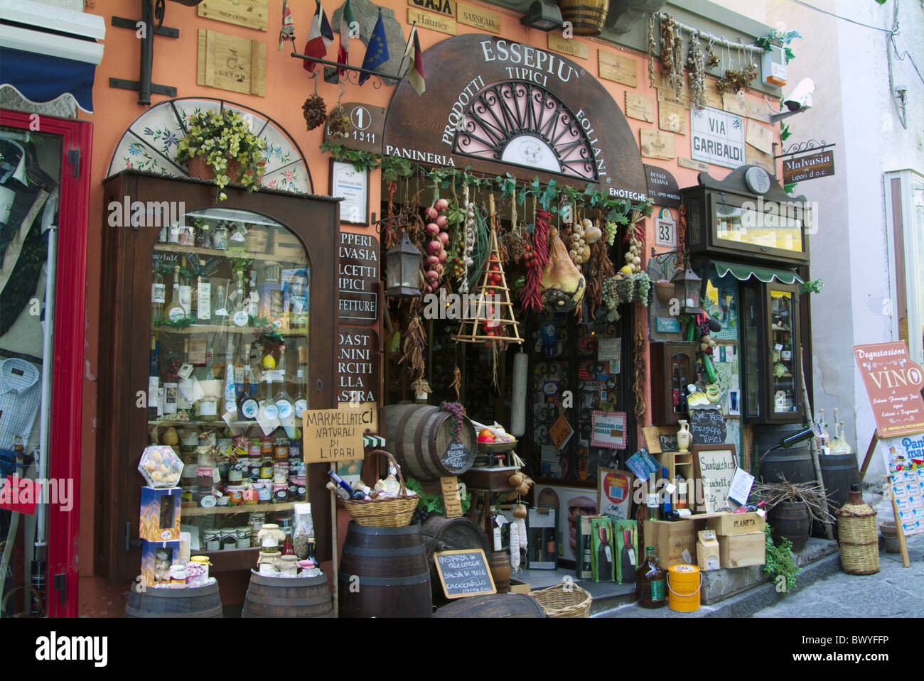 Barili business city isola del cibo isola Italia Europa cittadina Lipari il carico al di fuori della Sicilia sto di specialità Foto Stock