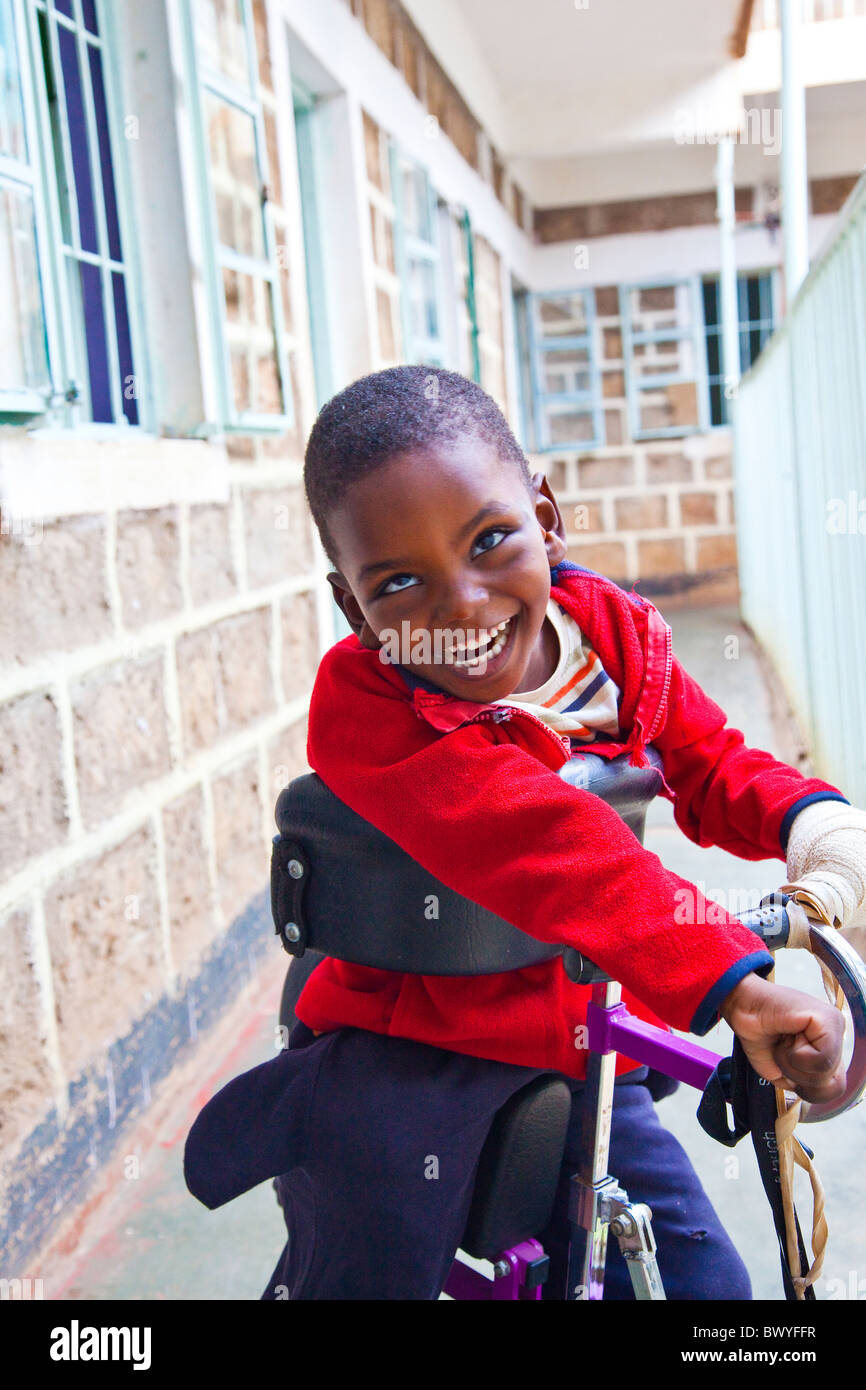 Thuo Aifa, inflitti con paralisi cerebrale, Maji Mazuri Centro per l'infanzia, Nairobi, Kenia Foto Stock