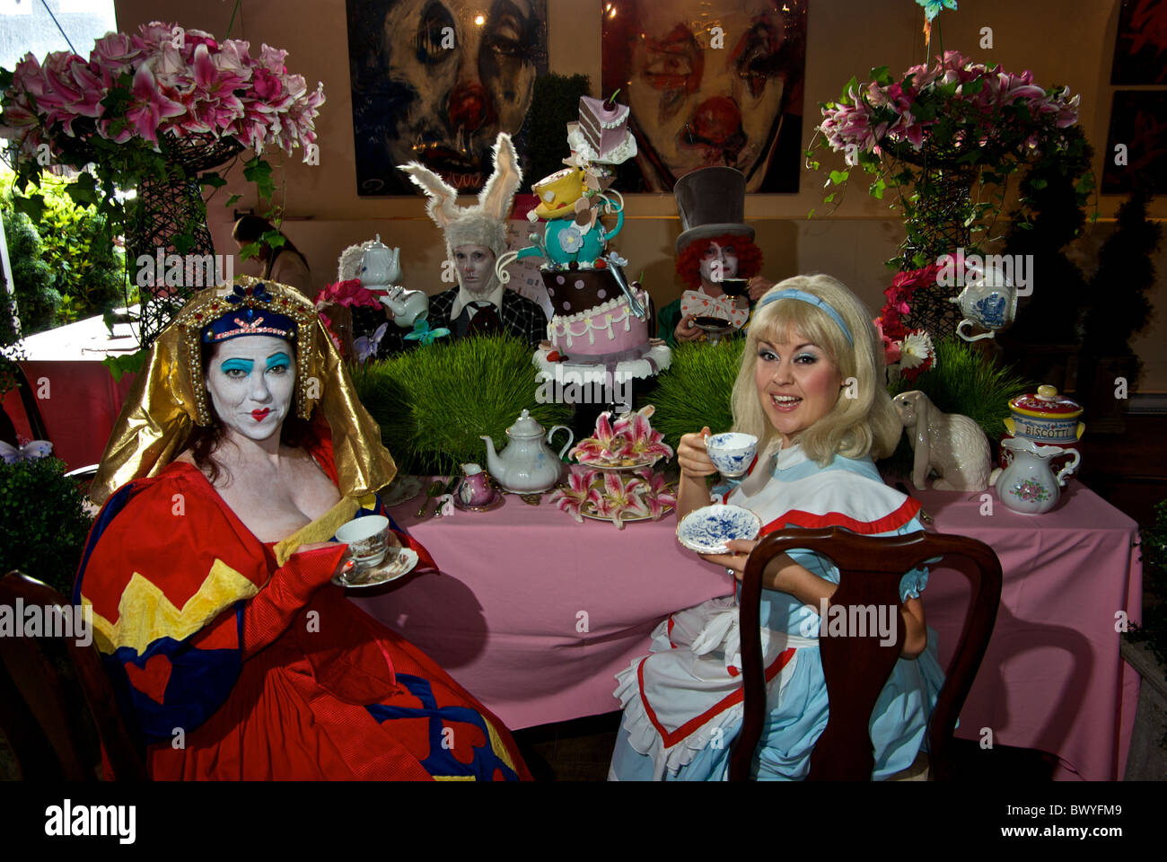 Alice nella lepre delle meraviglie immagini e fotografie stock ad alta