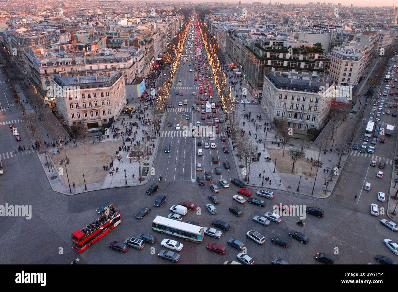 Champs Elysees crepuscolo crepuscolo Francia Europa Parigi vista dall'arco trionfale di città traffico panoramica ch Foto Stock