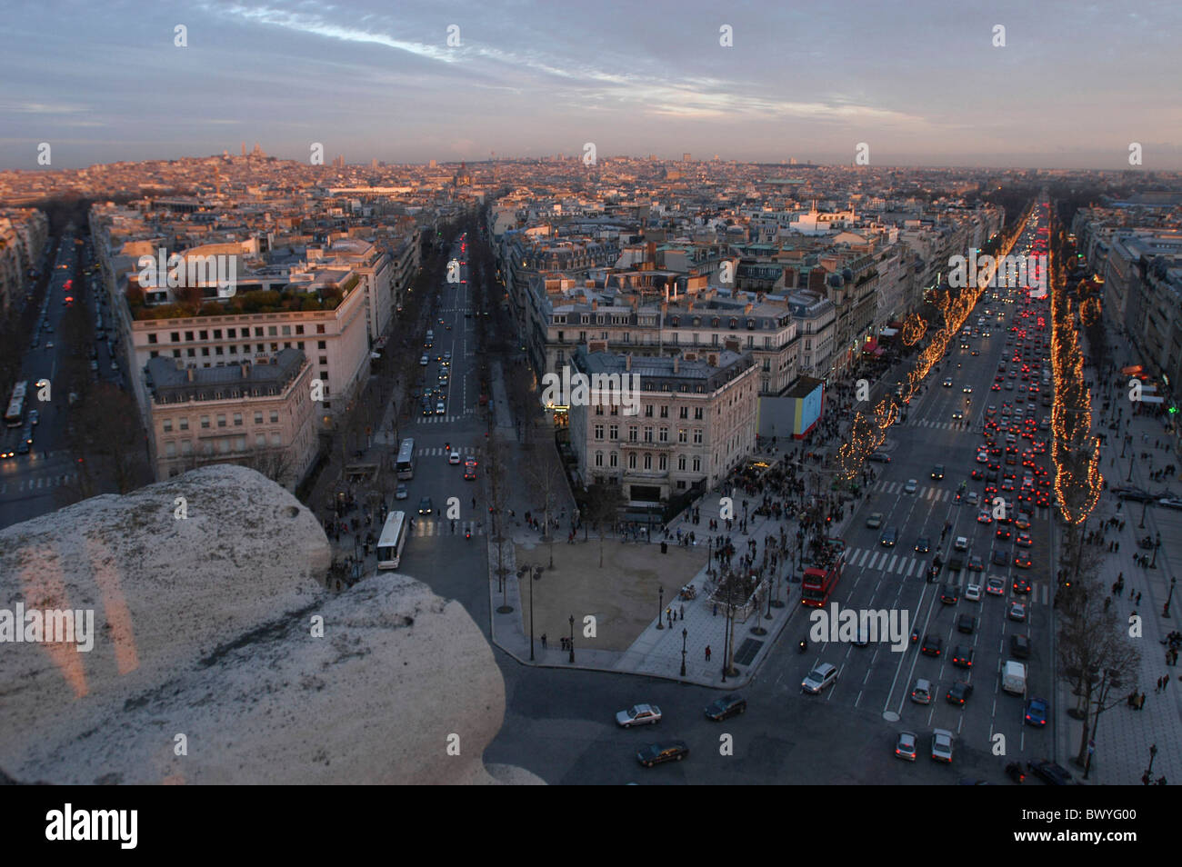 Champs Elysees crepuscolo crepuscolo Francia Europa Parigi vista dall'arco trionfale di città panoramica dell'umore traff Foto Stock