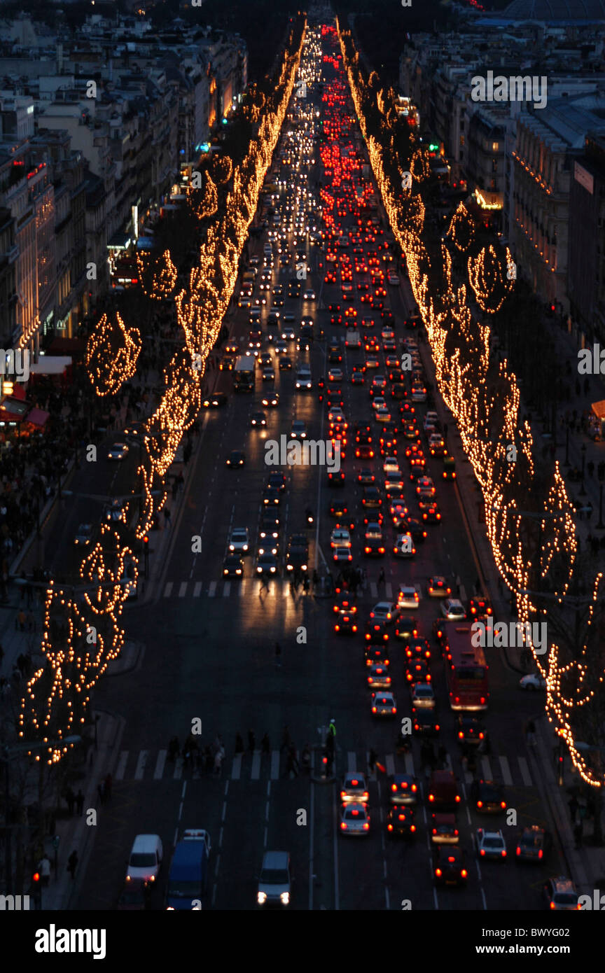 Champs Elysees Francia Europa notte a Parigi di notte il traffico panoramica di Natale Luci di Natale Foto Stock