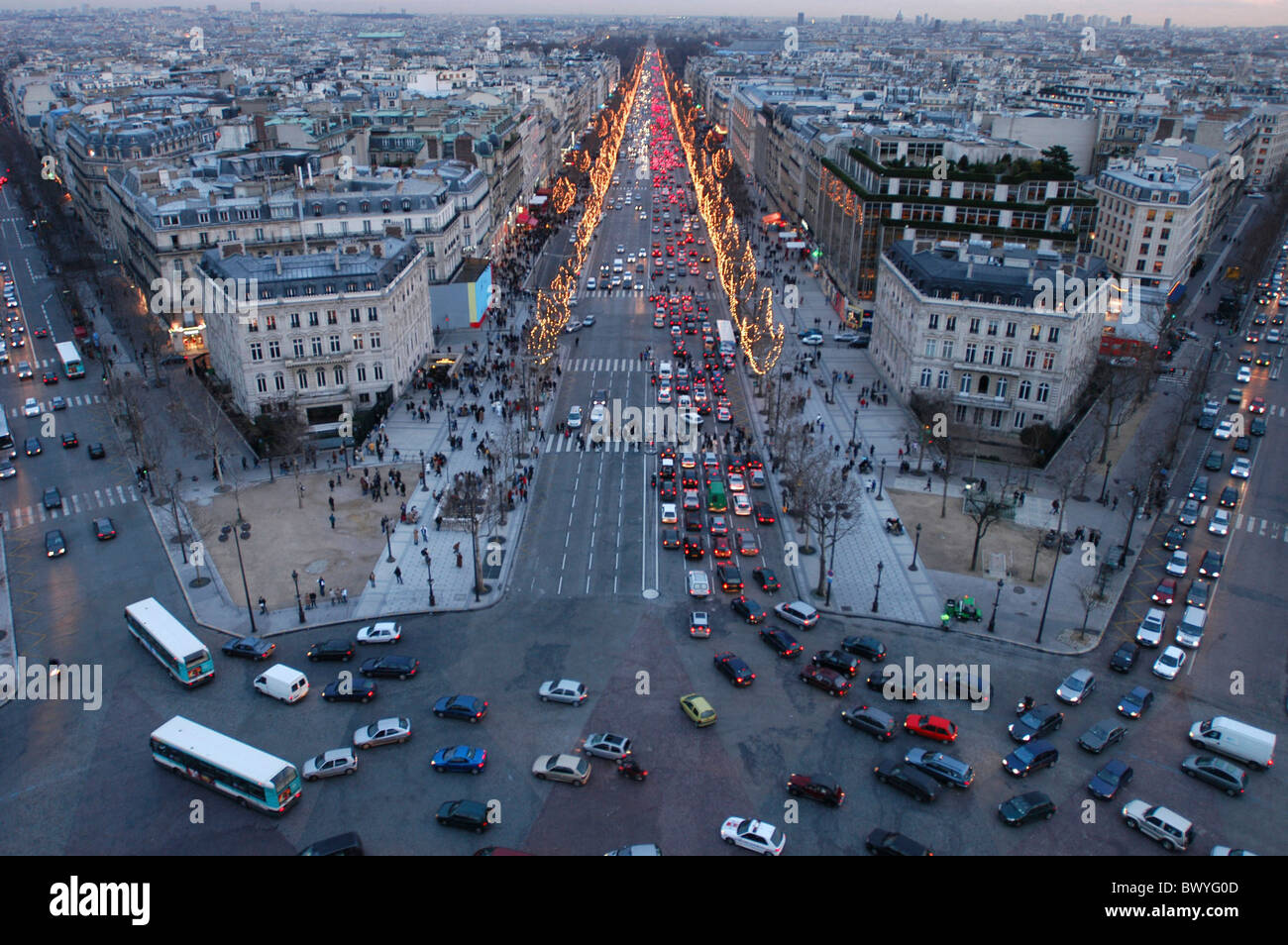 Champs Elysees crepuscolo crepuscolo Francia Europa Parigi città di umore traffico panoramica di Natale Natale lig Foto Stock