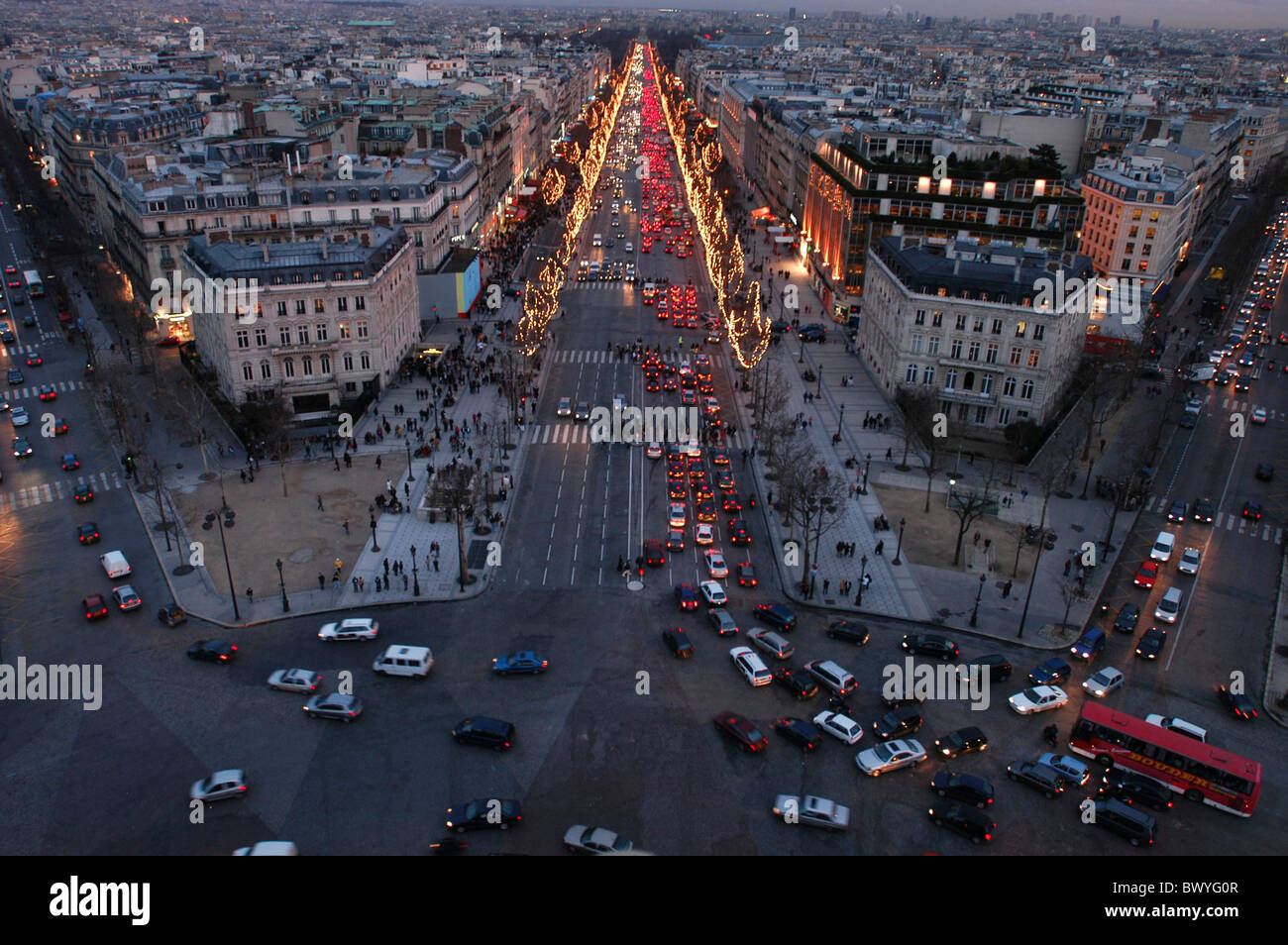 Champs Elysees crepuscolo crepuscolo Francia Europa notte di notte Parigi città panoramica dell'umore Christm traffico Foto Stock