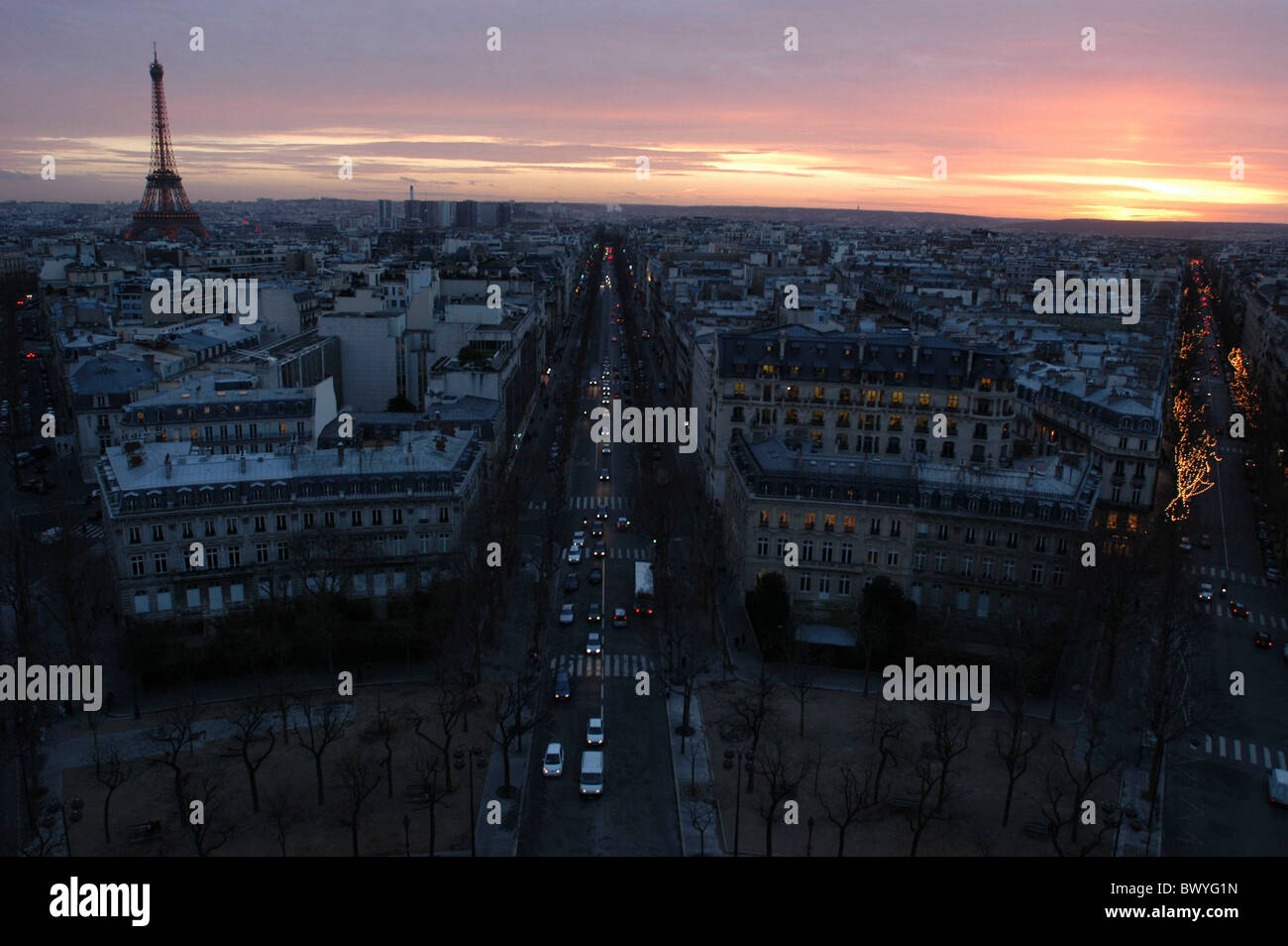 Champs Elysees crepuscolo crepuscolo Torre Eiffel landmark Francia Europa notte di notte Parigi città di umore ov Foto Stock