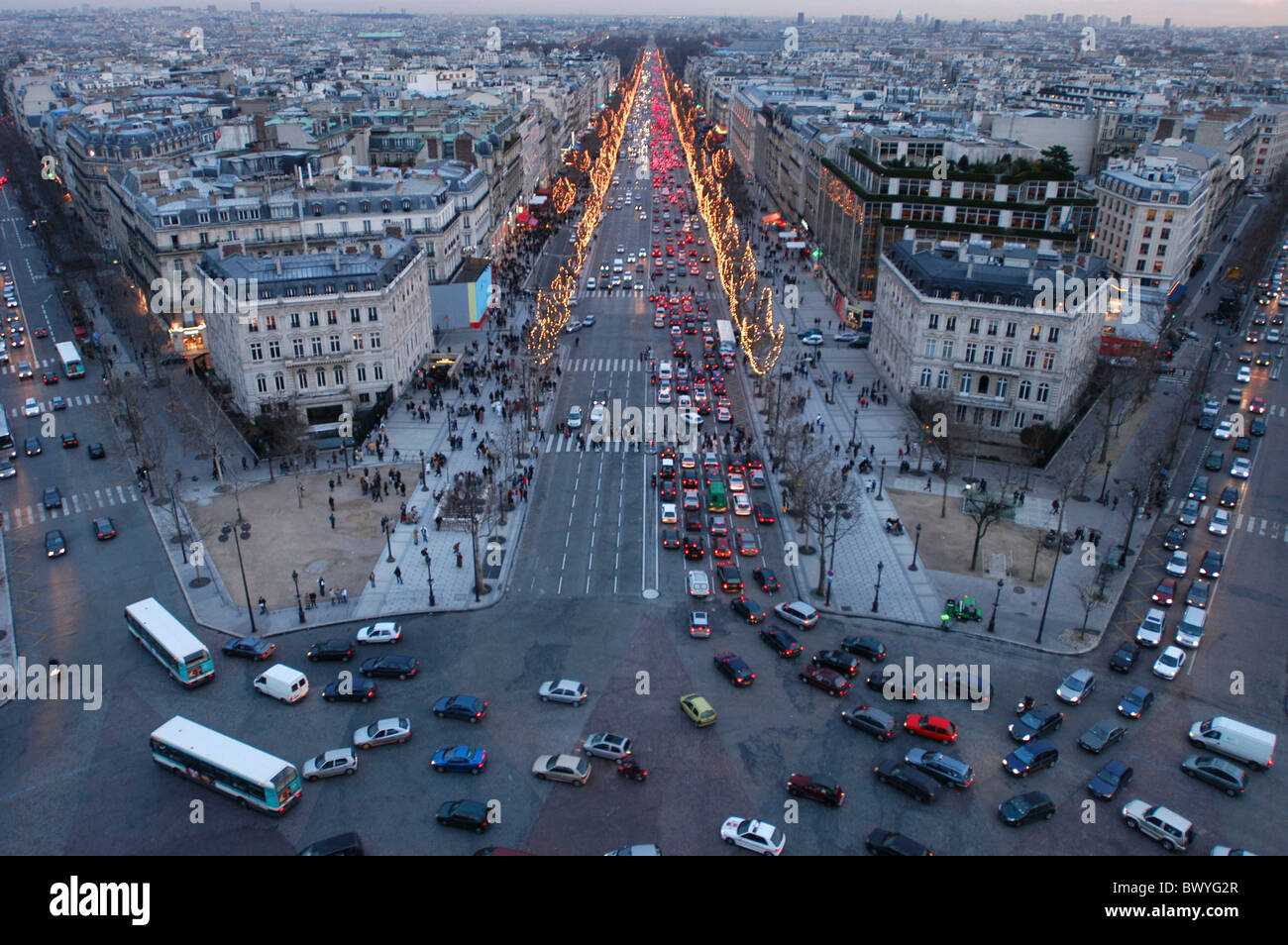 Champs Elysees crepuscolo crepuscolo Francia Europa Parigi città strade umore panoramica del traffico di Chri natale Foto Stock