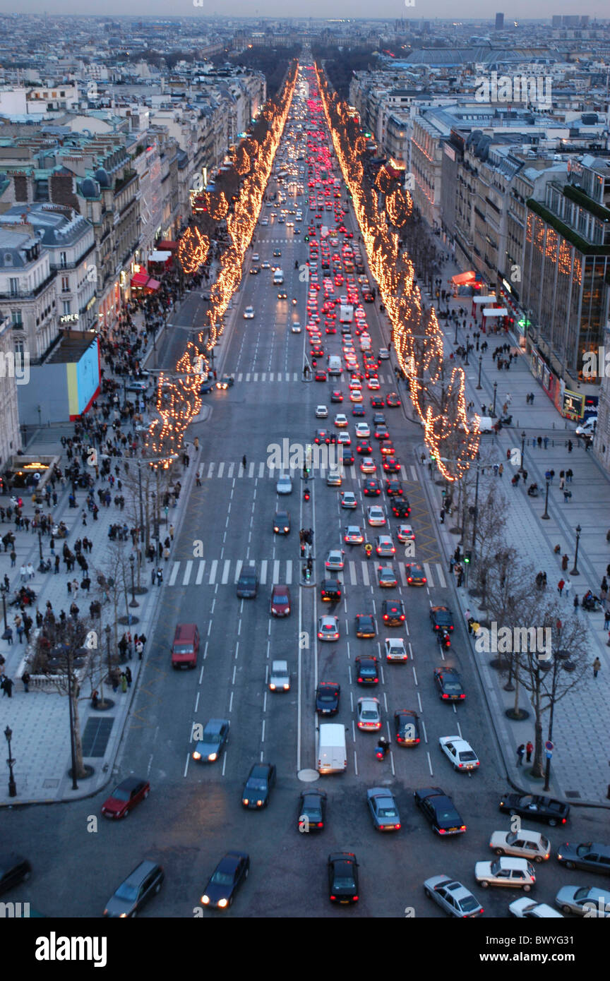 Champs Elysees crepuscolo crepuscolo Francia Europa Parigi città strade umore panoramica del traffico di Chri natale Foto Stock