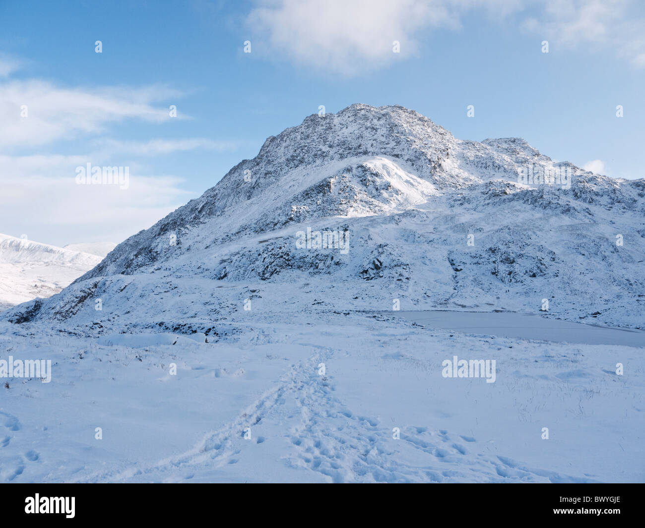 Snowdonia: la parete ovest del Tryfan da Cwm Bochlwyd, in condizioni invernali. Foto Stock