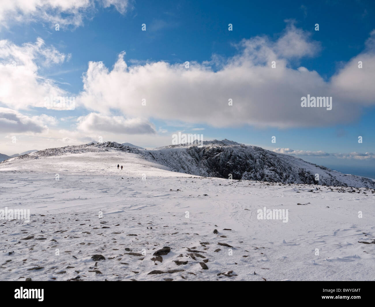 Il vertice di Glyder Fawr in condizioni invernali, visto dalla parte superiore della Y Gribin in Y Glyderau montagne di Snowdonia. Foto Stock