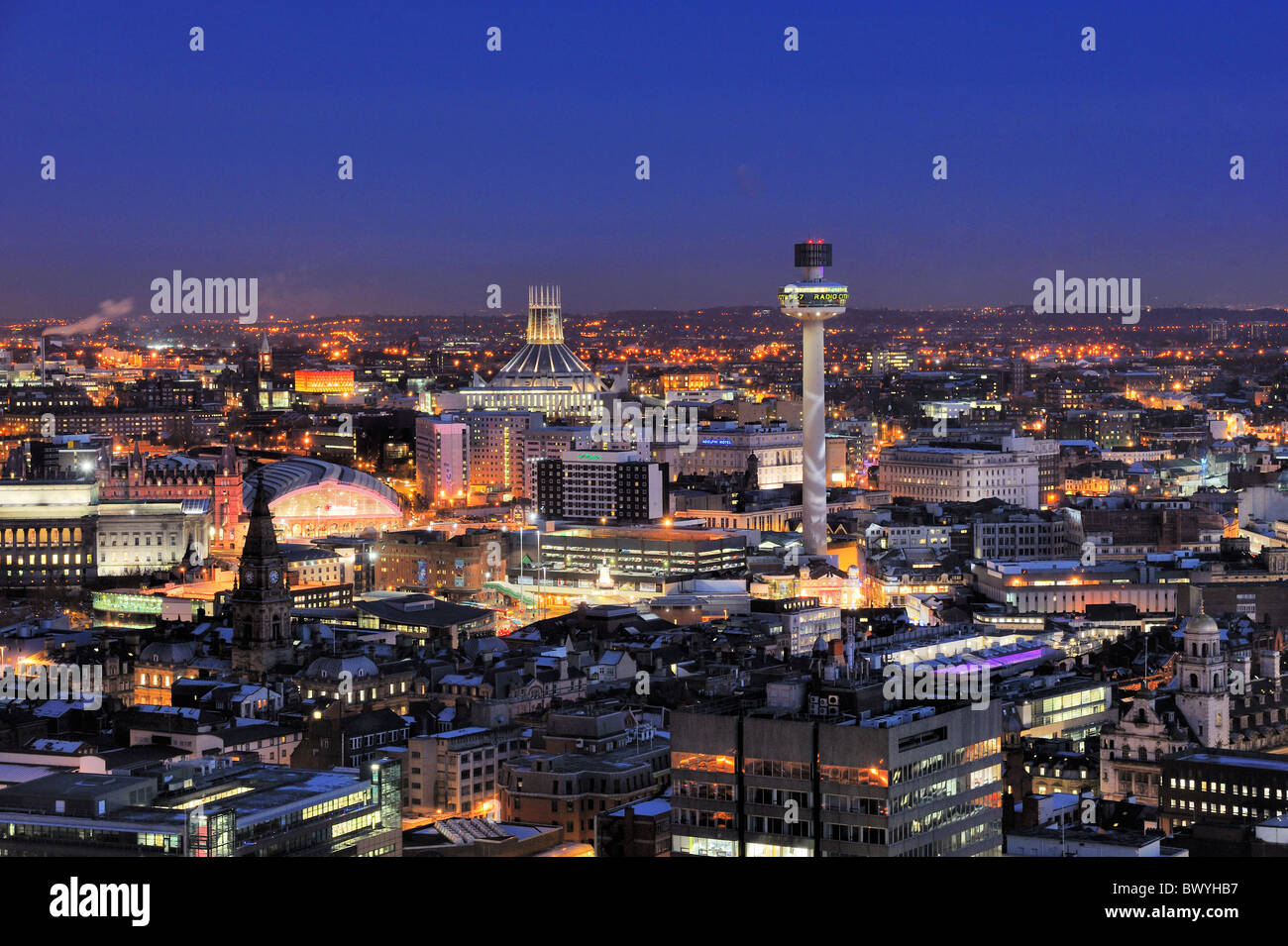 Il centro di Liverpool di notte mostra stazione di Lime Street, Liverpool Metropolitan Cathedral e Radio City Tower. Foto Stock