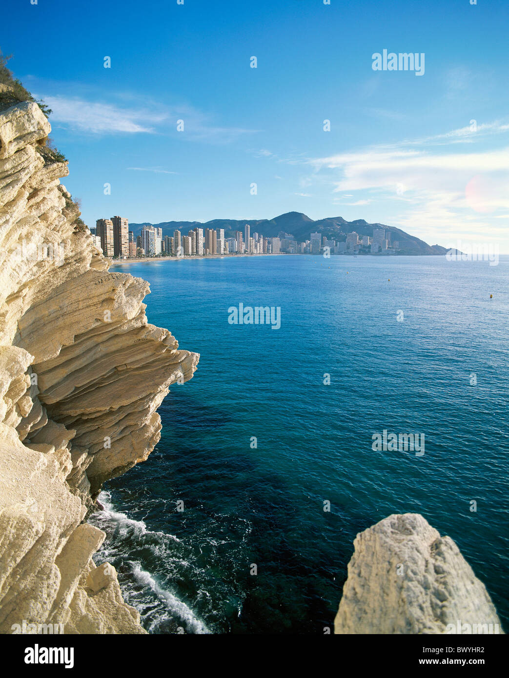 Benidorm Costa Blanca i blocchi di appartamenti edifici ad alta mare Spagna Europa davanti avanti cliff Foto Stock