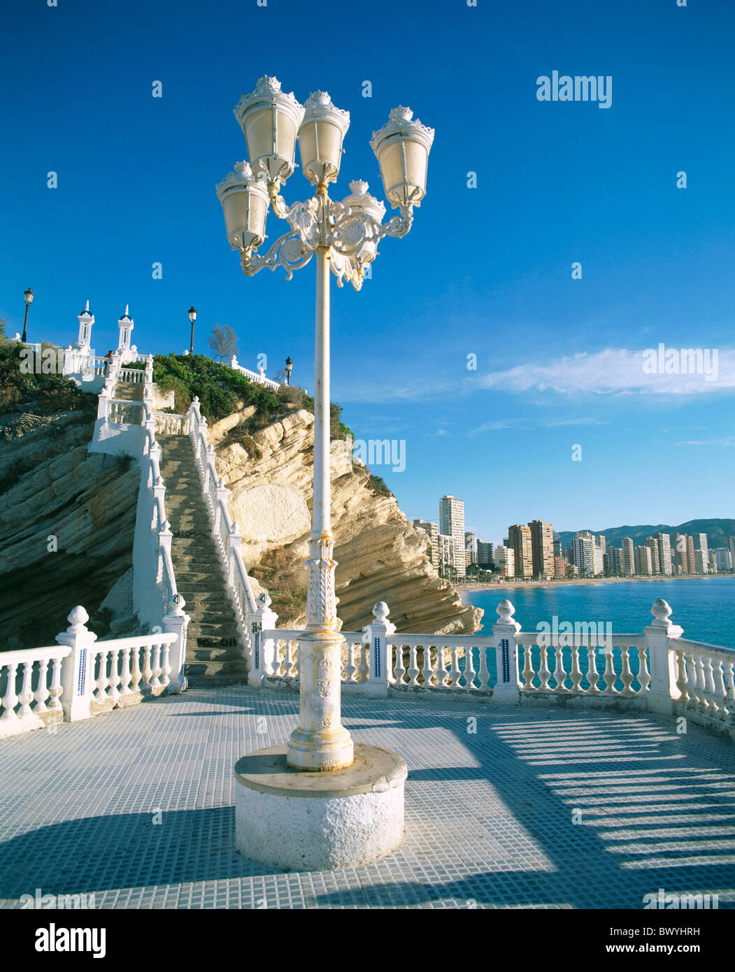 Vantage point Benidorm Costa Blanca cliff i blocchi di appartamenti edifici ad alta lanterna luogo Spagna Europa Foto Stock