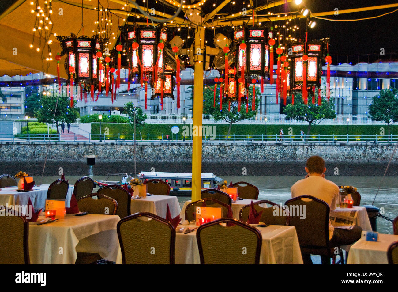 Carta lanterne cinesi appesi in ristorante a Singapore Foto Stock
