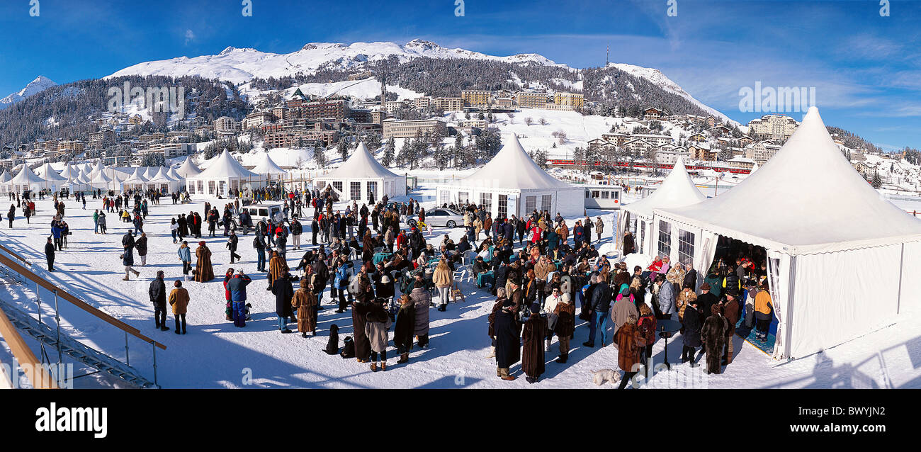 Equitazione Polo inverno Svizzera Europa Grigioni Grigioni Saint Moritz tende spettatori wid angolo pano Foto Stock