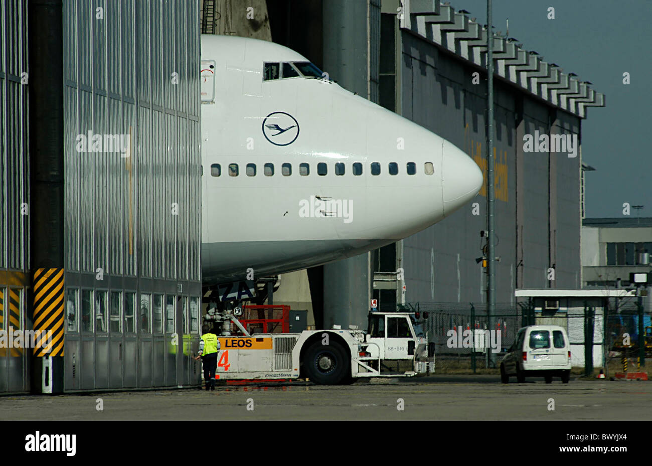 Aeroplano trattore In Aereo Aeroporto di Francoforte aviazione B747 400 Boeing Germania Europa jet aereo jumbo j Foto Stock