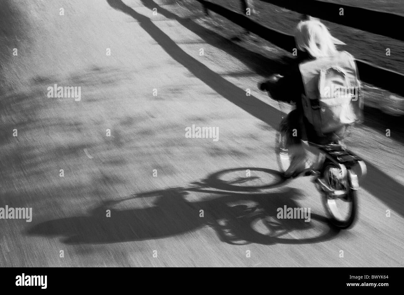 Al di fuori del biondino di dynamic andare bici vicolo del paese paese bambino strada girl school scuola di sacchetto di modo Foto Stock