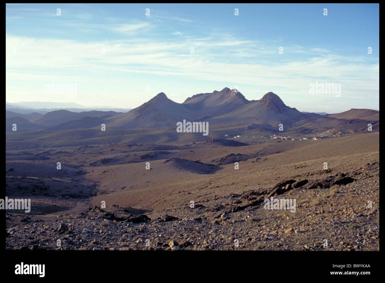 Anti Atlas berbera berbera del villaggio di nuvole colori colore giorno alba al crepuscolo terra orizzontale Morocc mattina Foto Stock