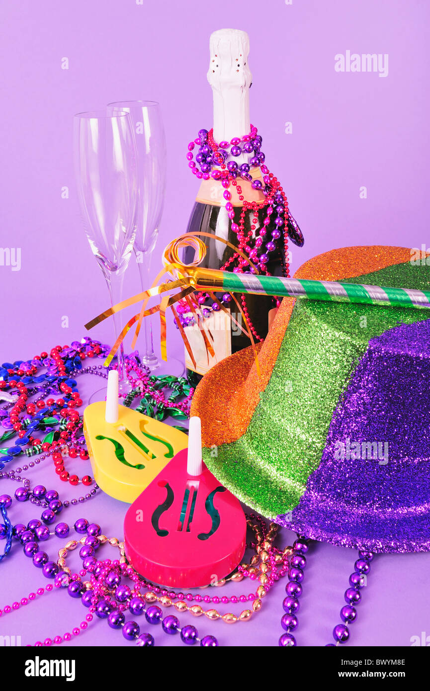 Invito di Capodanno 2024 con bottiglia di champagne, flauti, corno, noisemakers, cappello da festa, copia spazio. Vedere informazioni aggiuntive per il coordinamento dei pixel Foto Stock