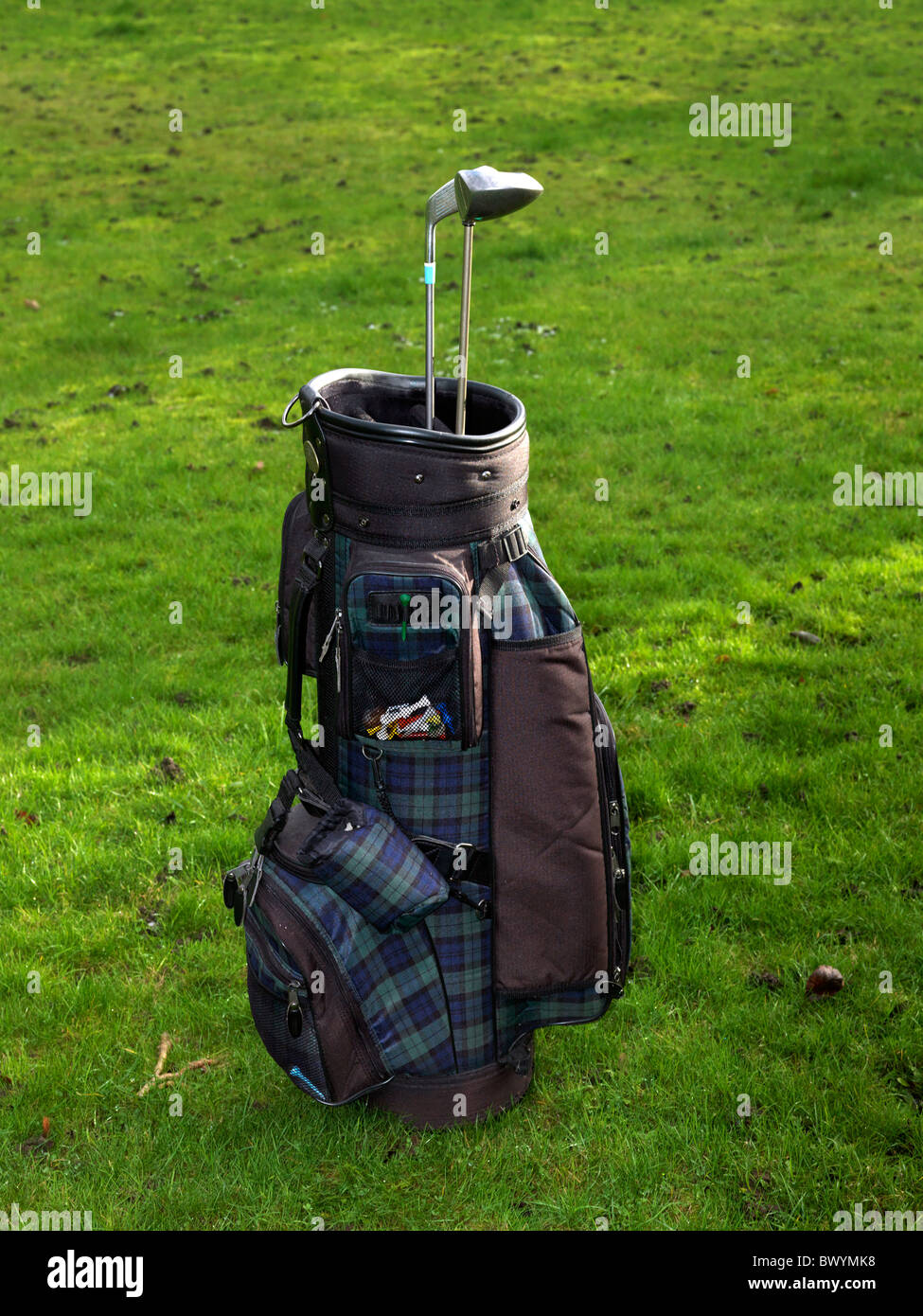 Club di Golf in un tartan Borsa da golf su erba Foto Stock