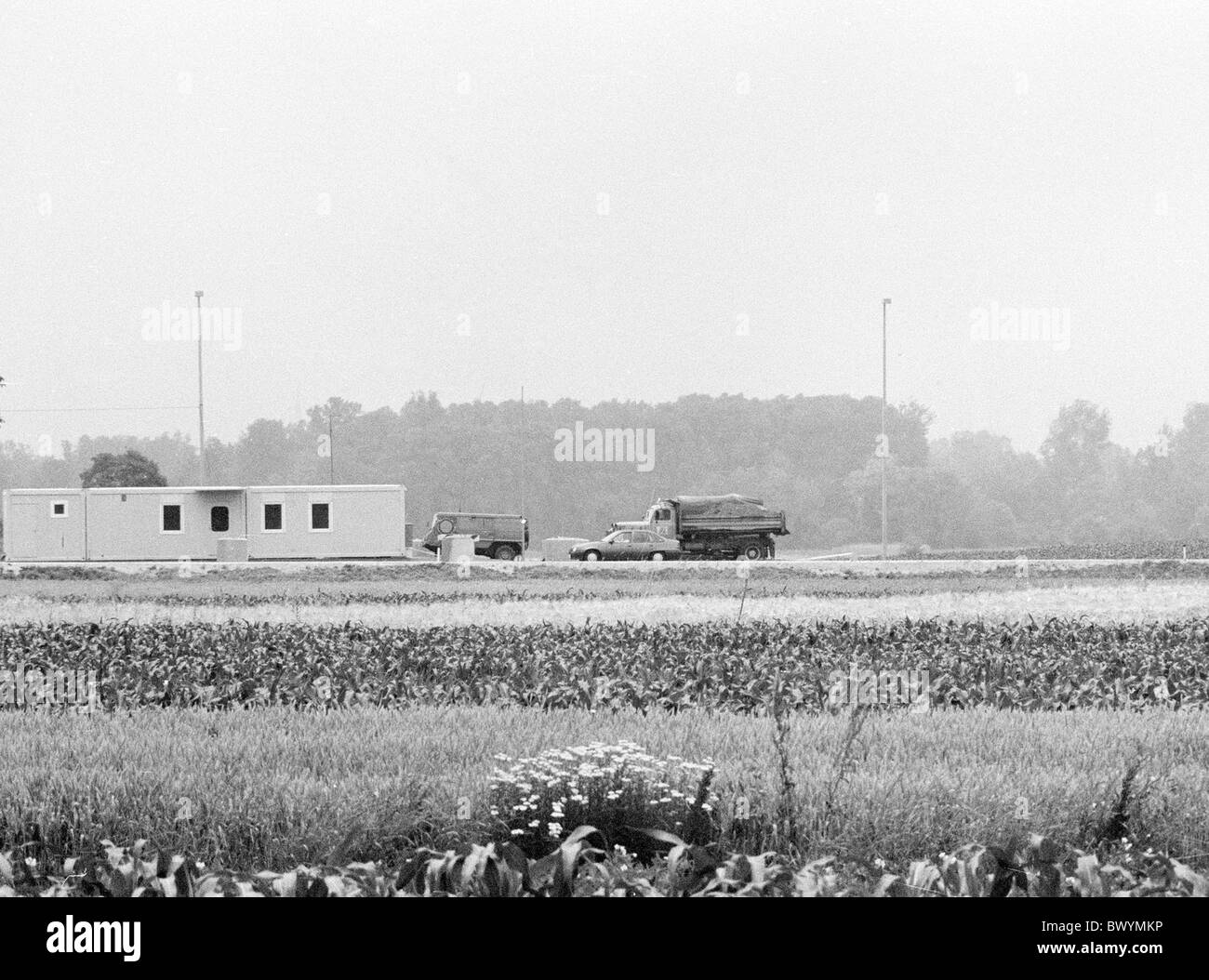 La guerra nella ex Jugoslavia - veicoli blindati iugoslave di arny su appena dichiarato Croazia Slovenia confine in Juny 1991 Foto Stock