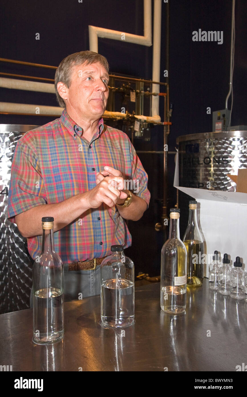 Uomo al Ristorante Bordenay e distilleria a Boise, ID, spiegando in che modo la sua società rende difficile liquore da zero Foto Stock