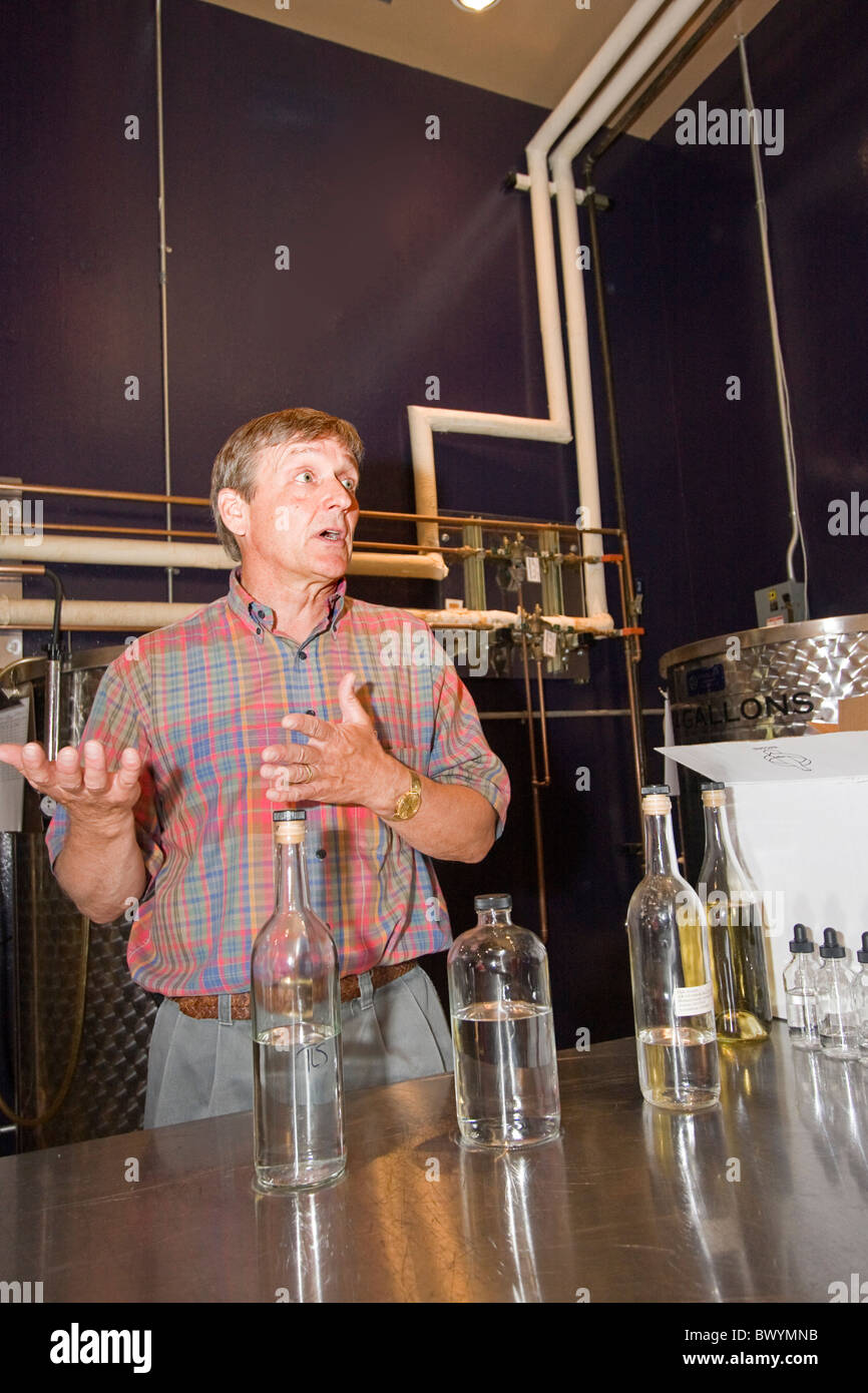 Uomo al Ristorante Bordenay e distilleria a Boise, ID, spiegando in che modo la sua società rende difficile liquore da zero Foto Stock