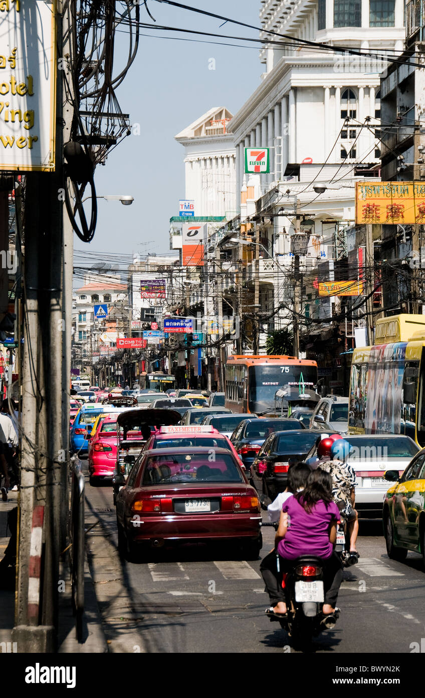 Il traffico di Bangkok in Thailandia - la paralisi del traffico in una strada a Bangkok in Tailandia del sud est asiatico. Foto Stock